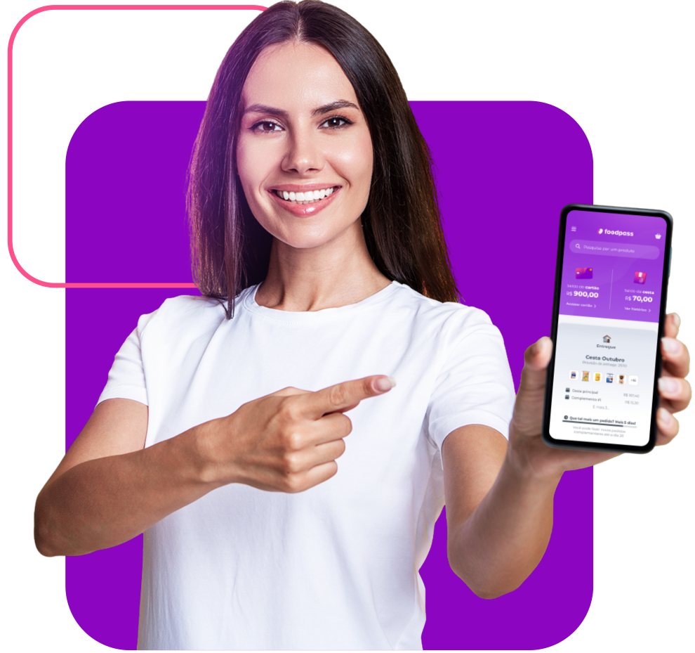 Mulher sorrindo enquanto segura um smartphone, demonstrando facilidade de uso.